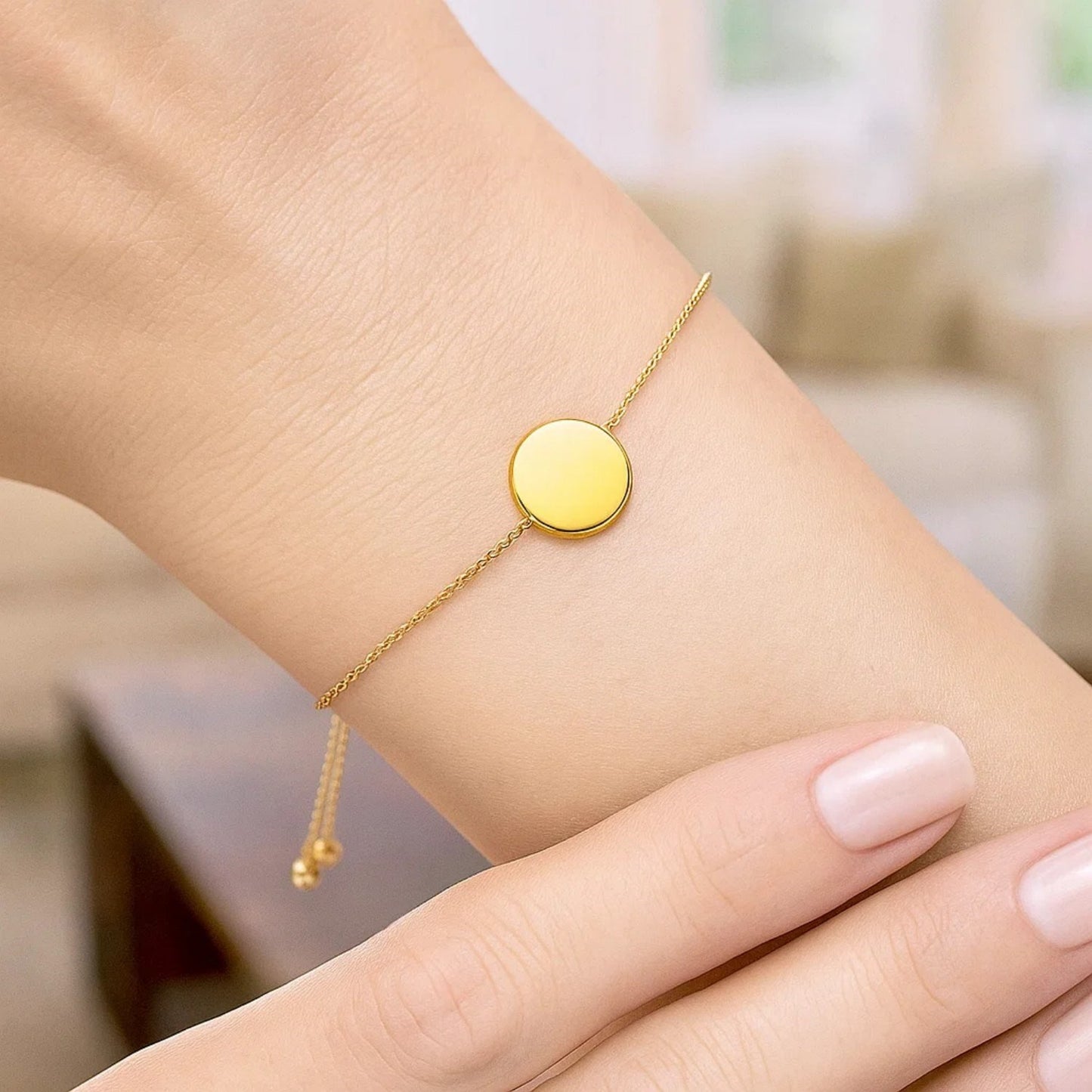 Adjustable Bracelet with Shiny Circle in 14k Yellow Gold (7.50 mm)